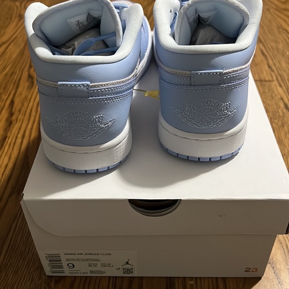 Women’s Air Jordan 1 Low - Picture 3 of 7